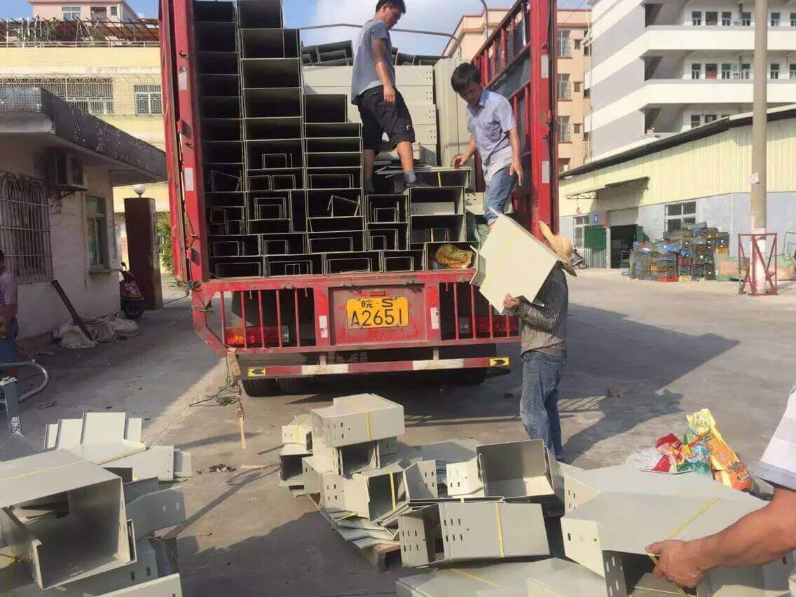 海口遠(yuǎn)大購(gòu)物中心電纜橋架進(jìn)場(chǎng)(圖2)