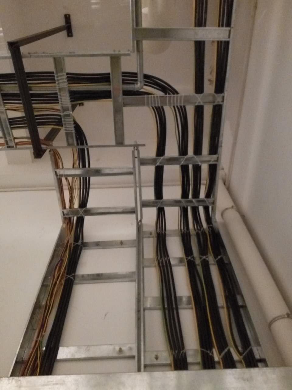 松山湖華為電纜橋架進(jìn)場(chǎng)(圖4) 華為橋架安裝圖三