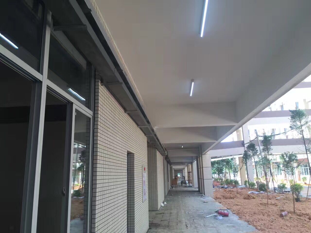 電纜橋架進(jìn)場東莞東華高級中小學(xué)2