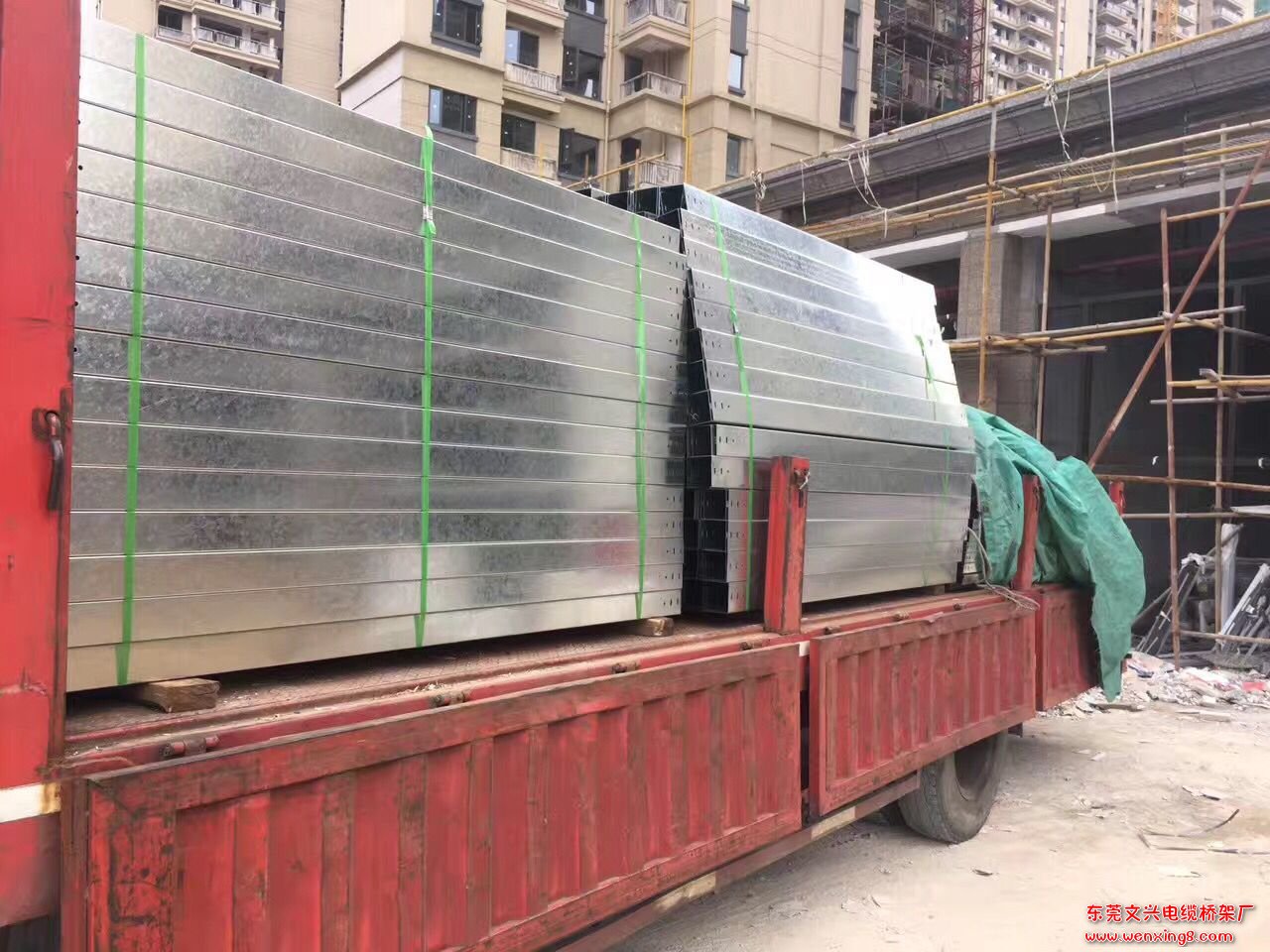 陽江恒大名都鍍鋅橋架進(jìn)場(chǎng)(圖2) 陽江恒大名都鍍鋅橋架進(jìn)場(chǎng)