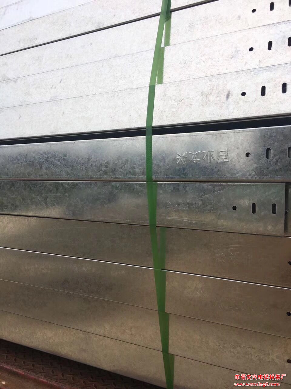 陽江恒大名都鍍鋅橋架進(jìn)場(chǎng)(圖3) 陽江恒大名都鍍鋅電纜橋架產(chǎn)品