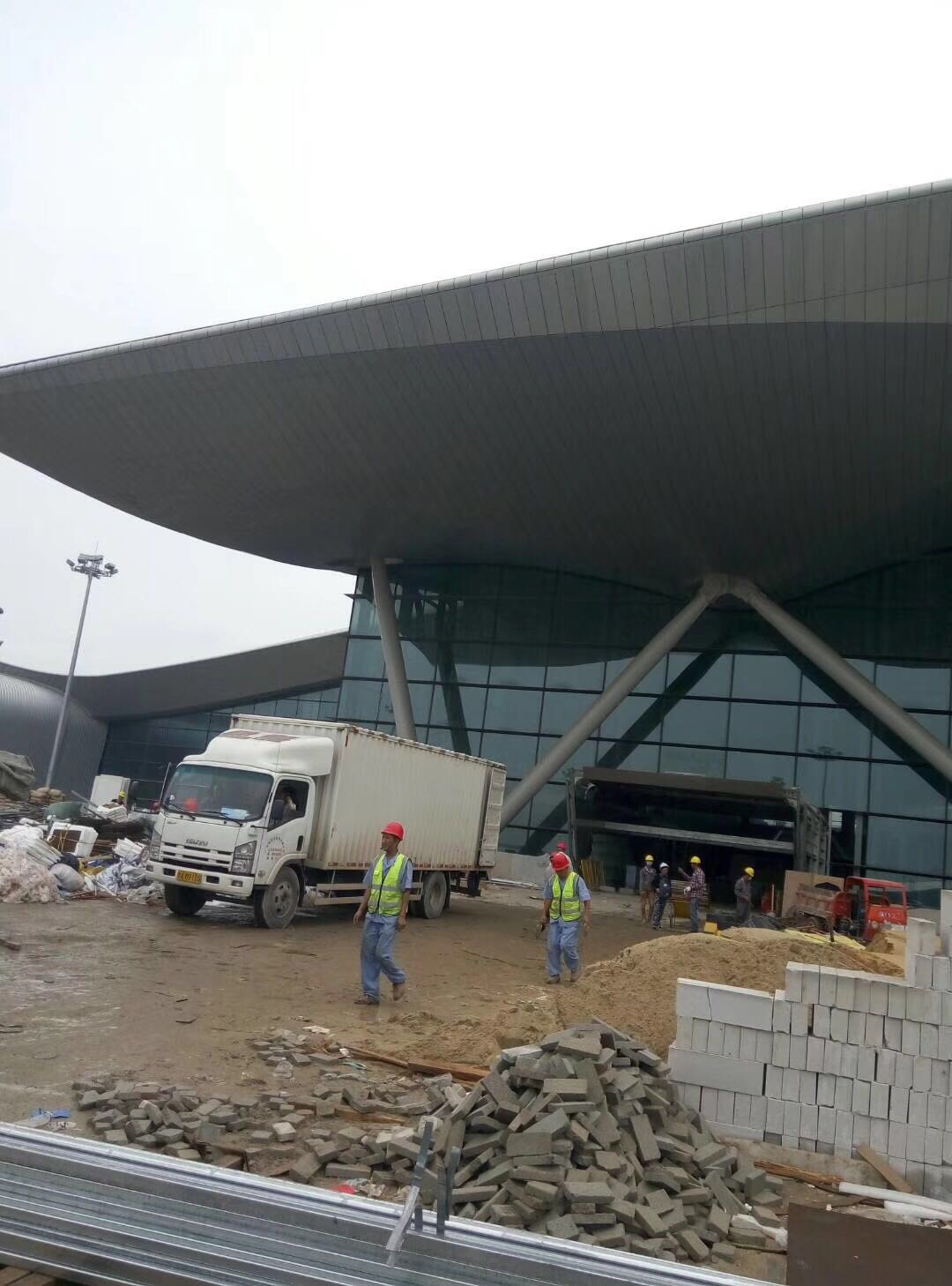 廣州白云機(jī)場(chǎng)三期改造航站樓電纜橋架進(jìn)場(chǎng)