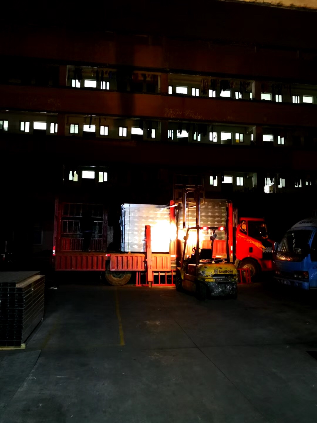 廣州富士康新塘工廠電纜橋架進(jìn)場(圖4) 廣州橋架