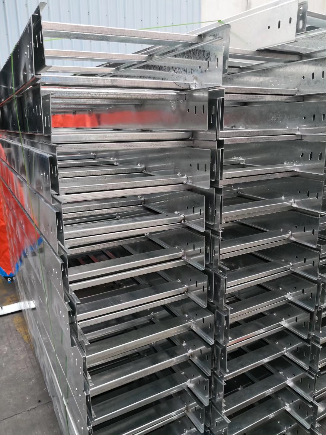 廣州富士康新塘工廠電纜橋架進(jìn)場(圖5) 廣東電纜橋架